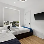 Holiday home Urban Oasis: Modern Luxury Near Downtown *
