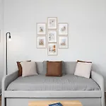 Stunning Spacious Condo Near Restaurants & Coffee