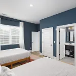 Stunning Spacious Condo Near Restaurants & Coffee