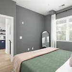 Modern Spacious Condo With Parking By Downtown Broadway