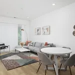 Modern Spacious With Parking By Downtown Broadway Apartment Nashville