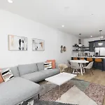Modern Spacious With Parking By Downtown Broadway *