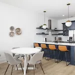 Modern Spacious With Parking By Downtown Broadway Apartment