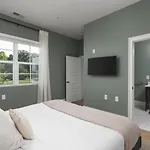 Apartment Trendy Spacious Condo, Walk To Coffee And Restaurants *