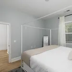 Apartment Trendy Spacious Condo, Walk To Coffee And Restaurants *