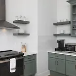Trendy Spacious Condo, Walk To Coffee And Restaurants Apartment *