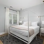 Trendy Spacious Condo, Walk To Coffee And Restaurants Apartment *