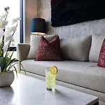 Flora - Odyssey - Heart Of Midtown Holiday home *