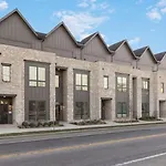 Modern Home With Large Patio Plus Rooftop Deck And Garage