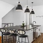 Holiday home Modern With Large Patio Rooftop Deck And Garage *
