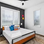 Modern With Large Patio Rooftop Deck And Garage Holiday home *