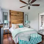 Walk To Broadway Charming Modern Historic Townhome