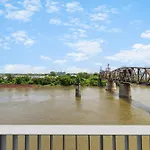 River View High-End Condo With Private Patio And Free Parking