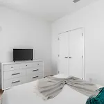 River View High-End Condo With Private Patio And Free Parking