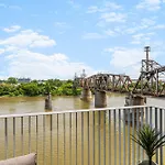 River View High-End Condo With Private Patio And Free Parking