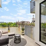 River View High-End Condo With Private Patio And Free Parking