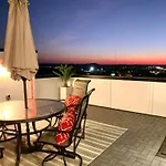 Luxurious Morden Loft Huge Rooftop & Skyline Views *