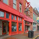 2 Chic Lofts Right On Broadway Strip Sleeps 10