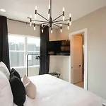 Rooftop Deck And Rec Minutes To Dwntn Holiday home Nashville
