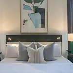 Historic Jewel Walk To Eats & Shops