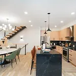Holiday home Stylish New Gulch Rooftop Deck W Views *