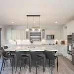 Spacious Only 2 Miles From Downtown Holiday home