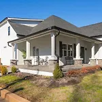 Spacious Only 2 Miles From Downtown Nashville