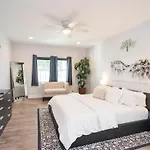 Holiday home Spacious Only 2 Miles From Downtown