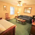 Holiday home Hillbilly Haven *