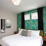 2 Miles To Broadway W Rooftop Deck Grill & Garage