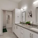 Chic Condo, 2mi To Downtown, Sleeps 8, By Geodis Apartment *