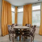 Apartment Chic Condo, 2mi To Downtown, Sleeps 8, By Geodis *