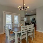 3 Bedroom Home- Huge Yard For Pets 4 Miles To Broadway Holiday home *