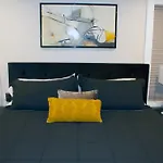 8 Minutes To Downtown! Holiday home