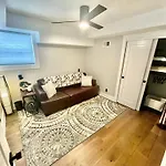 8 Minutes To Downtown! Holiday home