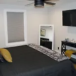 8 Minutes To Downtown! Holiday home *