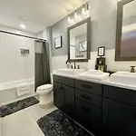 8 Minutes To Downtown! Holiday home