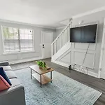 Brentwood D6 I Cozy & Comfy I 2bd I Free Parking Apartment