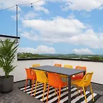 The Oasis Tropical Villa With Rooftop Views