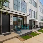 The Oasis Tropical Villa With Rooftop Views