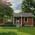 Cozy Getaway Mins To Downtown, Broadway Airport