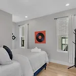 10 Min Drive Downtown, Roof Deck, Pet Friendly Holiday home