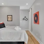 10 Min Drive Downtown, Roof Deck, Pet Friendly Holiday home