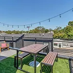 Holiday home 10 Min Drive Downtown, Roof Deck, Pet Friendly