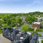 10 Min Drive Downtown, Roof Deck, Pet Friendly Holiday home *