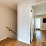 Apartment Prime Location With Balcony Near Broadway And Golf *