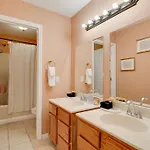 Apartment Prime Location With Balcony Near Broadway And Golf