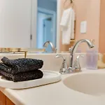 Prime Location With Balcony Near Broadway And Golf Apartment *
