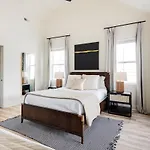 The Ashland House - Stylish Design, Backyard Oasis *