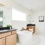 The Ashland House - Stylish Design, Backyard Oasis *